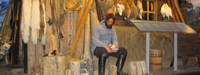 Denne utstillingen omhandler temaet fangst av isbjørn og polarrev. Sentralt i utstillingen står en original fangsthytte fra Svalbard, oppført på Krosspynten i Wijdefjorden i 1910.