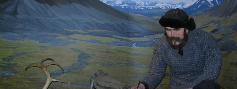 Museet presenterer en utstilling om den tidligste fangstperioden på Svalbard, der nederlenderen Willem Barentsz’s berømte ferd i 1596 slo fast at det var rike forekomster av hval og hvalross i farvannene rundt Svalbard