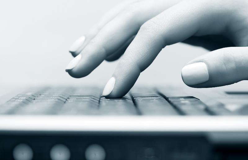 Kvinnlig hånd taster på datamaskintastatur.jpg Kvinnlig hånd taster på datamaskintastatur.jpg