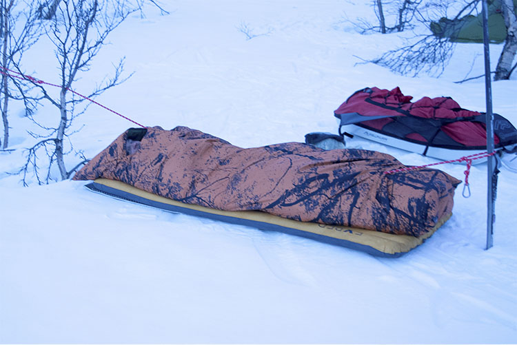 Natt: Søvn må man også ha etter lange dager på ski. I april går det fint å sove under åpen himmel.