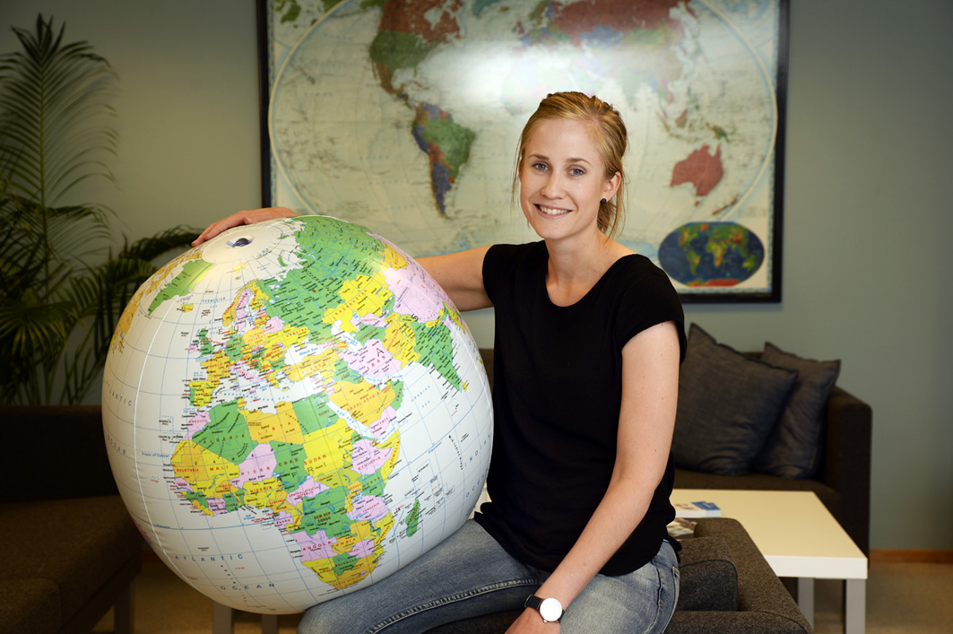 Siri Asphaug Holmø sitter med jordkloden i hendene