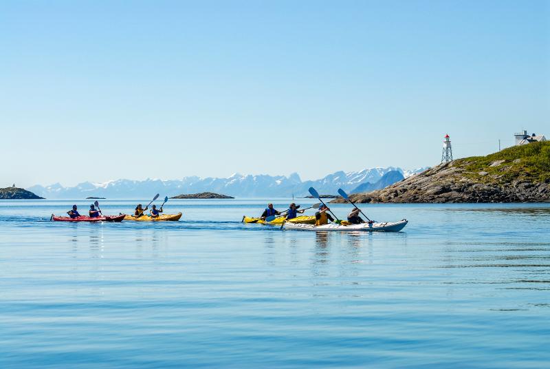 Bilde av kajakkpadlere i Lofoten. Foto: Aurora Borealis Multimedia AS.jpg Bilde av kajakkpadlere i Lofoten. Foto: Aurora Borealis Multimedia AS.jpg