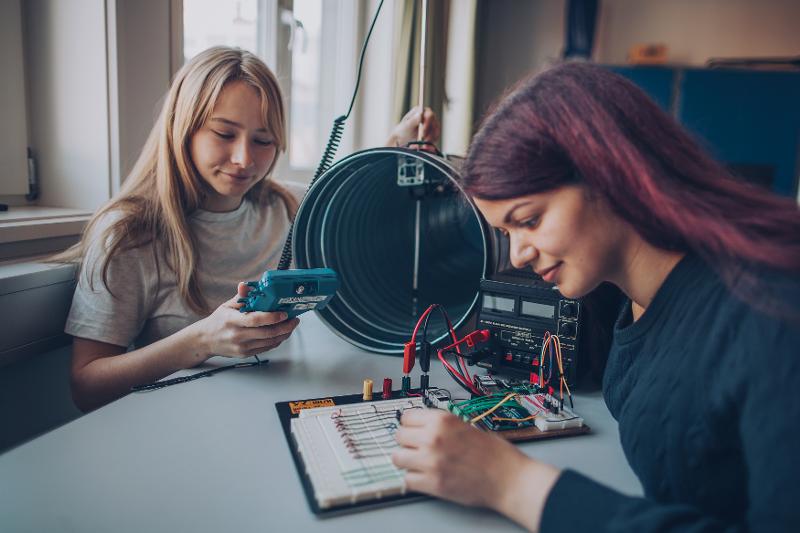 Automasjonsstudenter arbeider med sin bacheloroppgave (Foto: Frida Xiang Nordås Årsandøy) Automasjonsstudenter arbeider med sin bacheloroppgave (Foto: Frida Xiang Nordås Årsandøy)