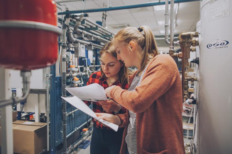 Prosesstudenter arbeider med laboratorieoppgaver (Foto: Frida Xiang Nordås Årsandøy) Prosesstudenter arbeider med laboratorieoppgaver (Foto: Frida Xiang Nordås Årsandøy)
