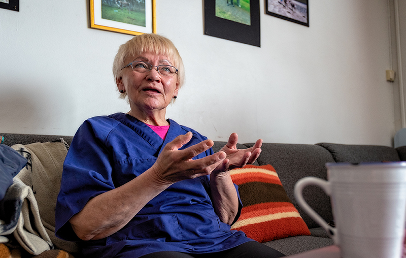 Kautokeino02_800px.jpg Eldre dame som sitter i en sofa og forteller en historie.