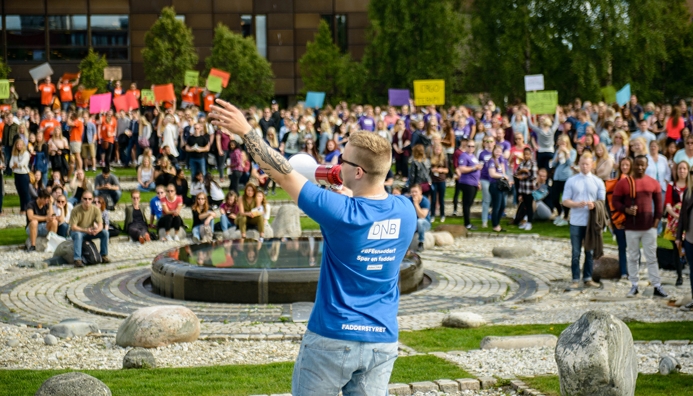 Hver høst står engasjerte faddere klar til å ta imot nye studenter når studiestarten sparkes i gang med fadderuka i midten av august! Fadderne gjør sitt beste for at du som ny student skal få et nettverk og bli kjent med byen, studiemiljøet og studenttilværelsen. Hver høst står engasjerte faddere klar til å ta imot nye studenter når studiestarten sparkes i gang med fadderuka i midten av august! Fadderne gjør sitt beste for at du som ny student skal få et nettverk og bli kjent med byen, studiemiljøet og studenttilværelsen.