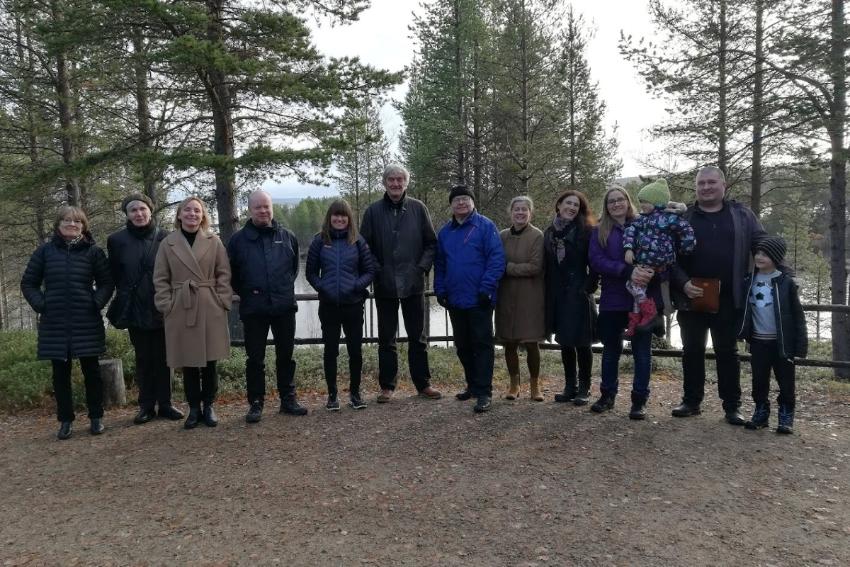 Ei gruppe menneske stilt opp for &aring; bli tatt bilete av i ein skog.