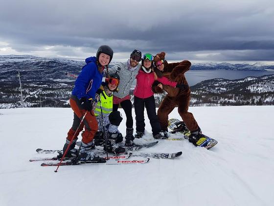 glade studenter p&aring; ski
