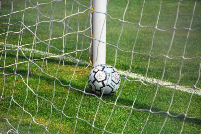 fotball som ligger inni et m&aring;l 