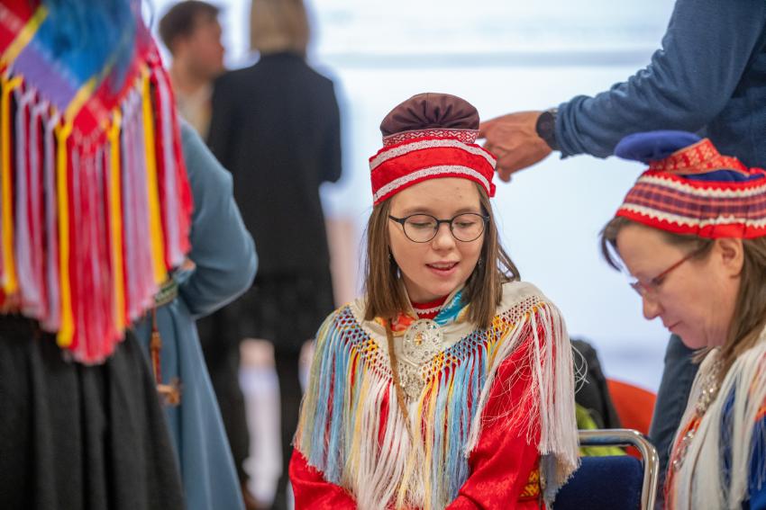 bilde fra samefolkets dag av samer i kofte 