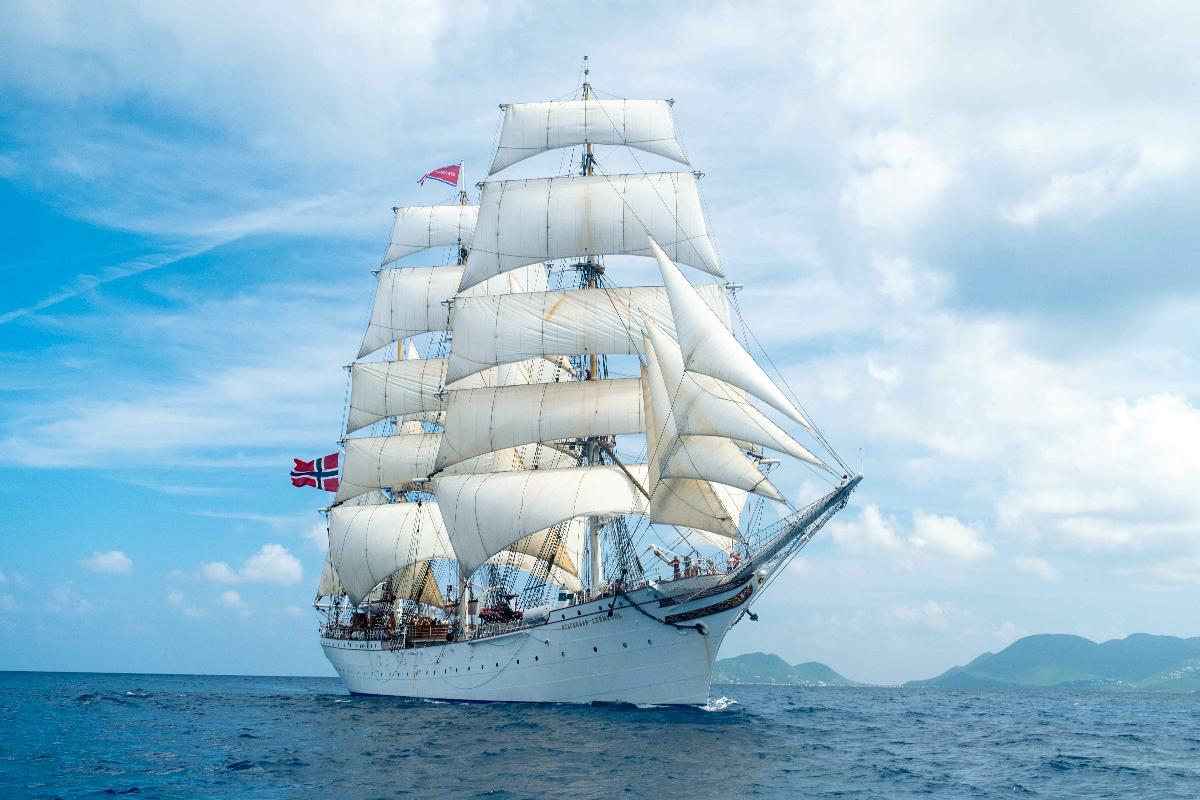 Staslig skip p&aring; &aring;pen sj&oslash;. 