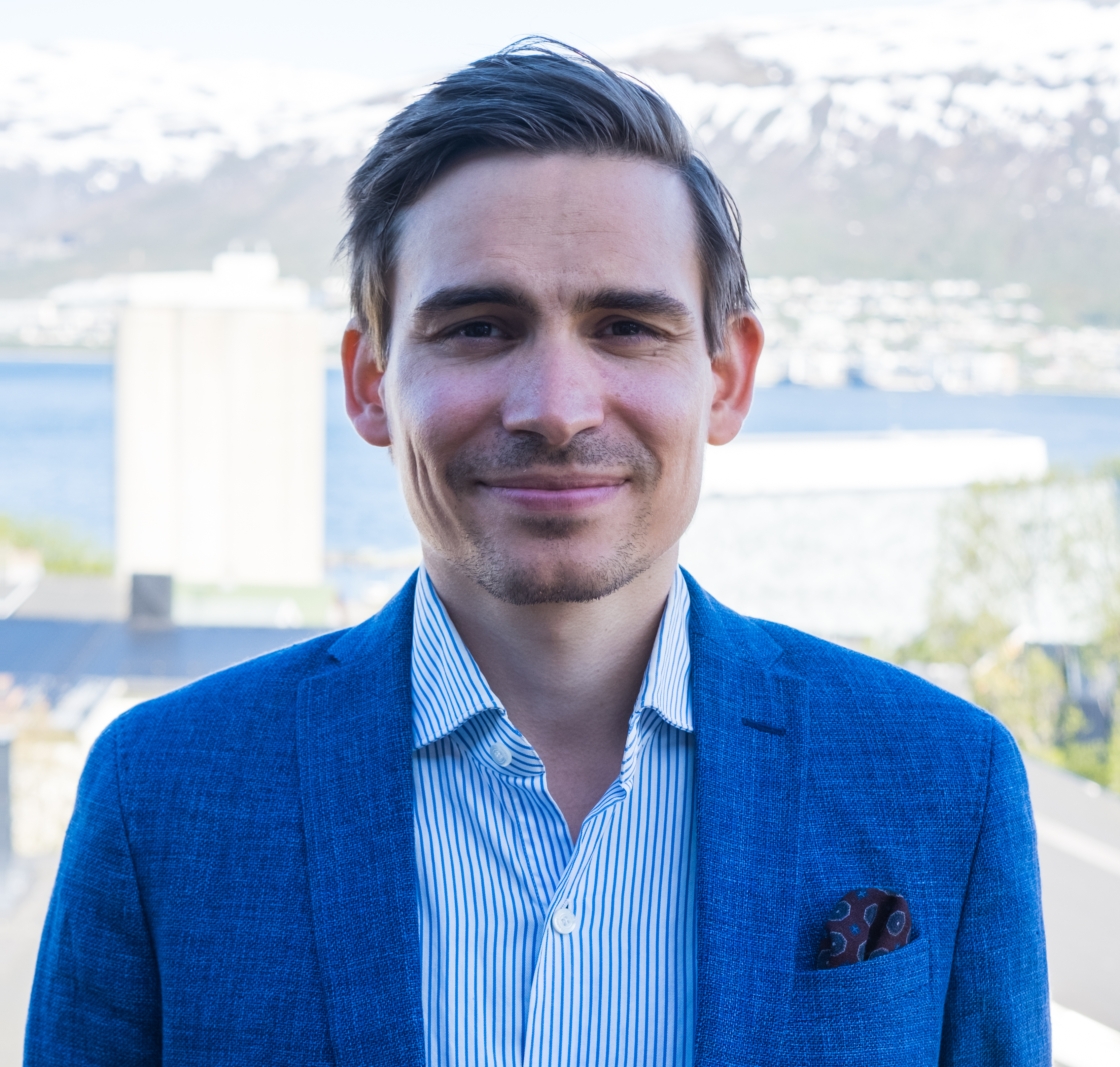 profile_hauglid.jpg Bilde av Mathias i profil, antydning til et smil.