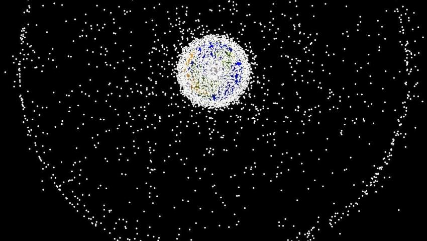 bildet av søppel som flyter rundt i verdensrommet som ligner små lysende prikker 