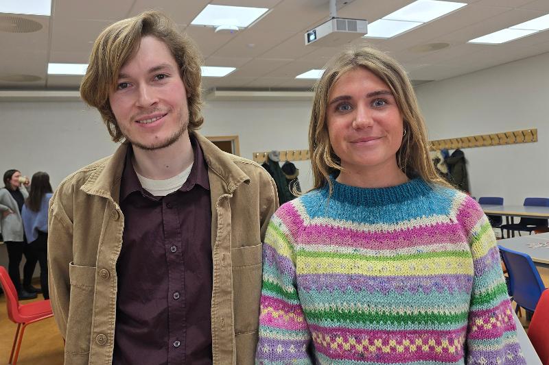 20250313_154524.jpg To personer ser i kamera