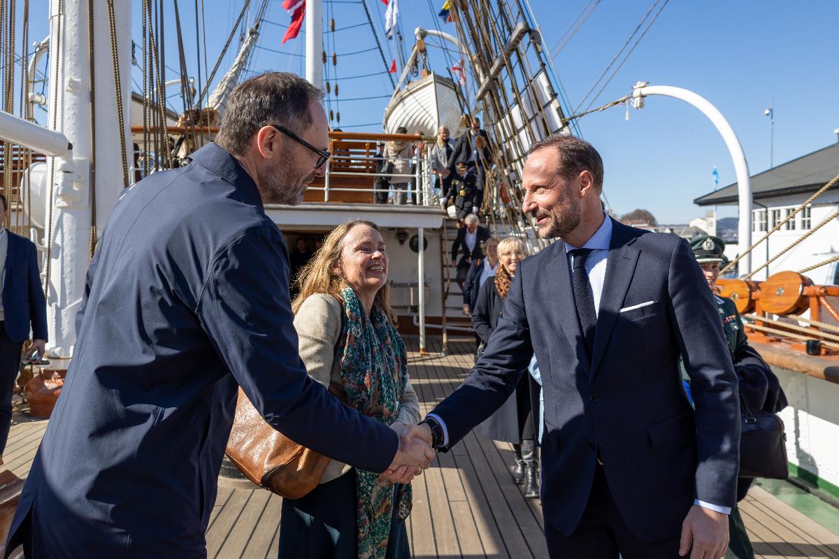 To personer tar hverandre i hendene