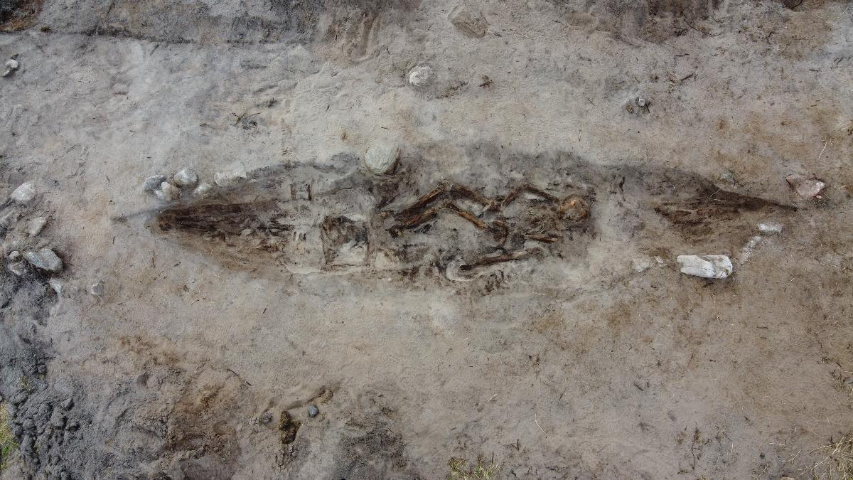 Båtgrav i sand, sett ovenfra