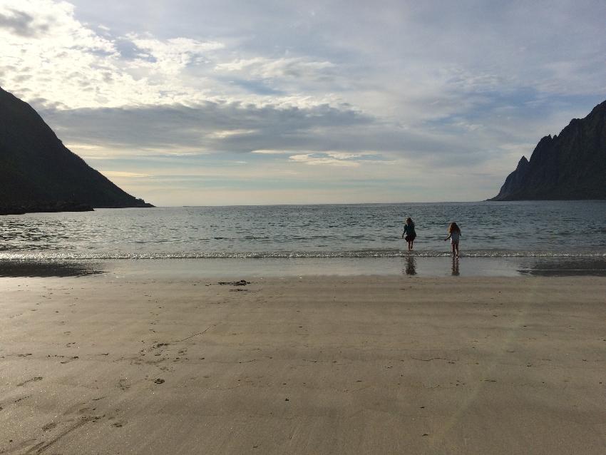 to barn p&aring; en strand 