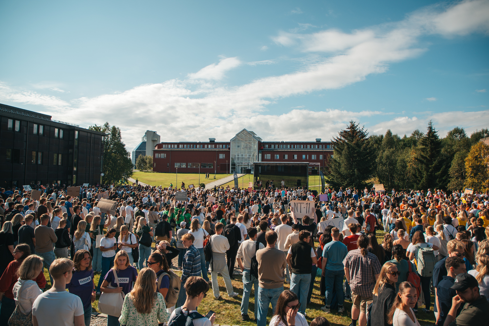 studiestart mange studenter på en åpen plass