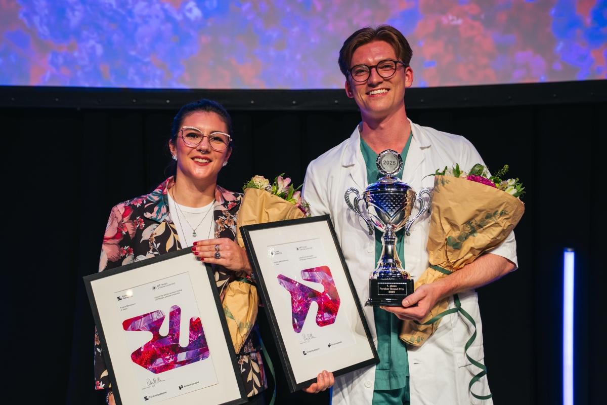 to glade mennesker med diplom og blomst