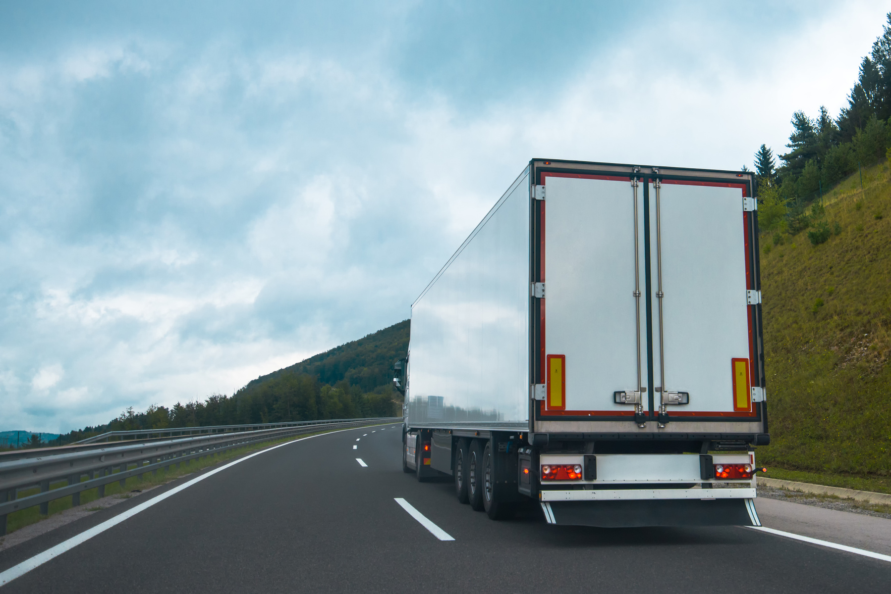 mp23137166-semi-truck-with-trailer.jpg trailer på en vei