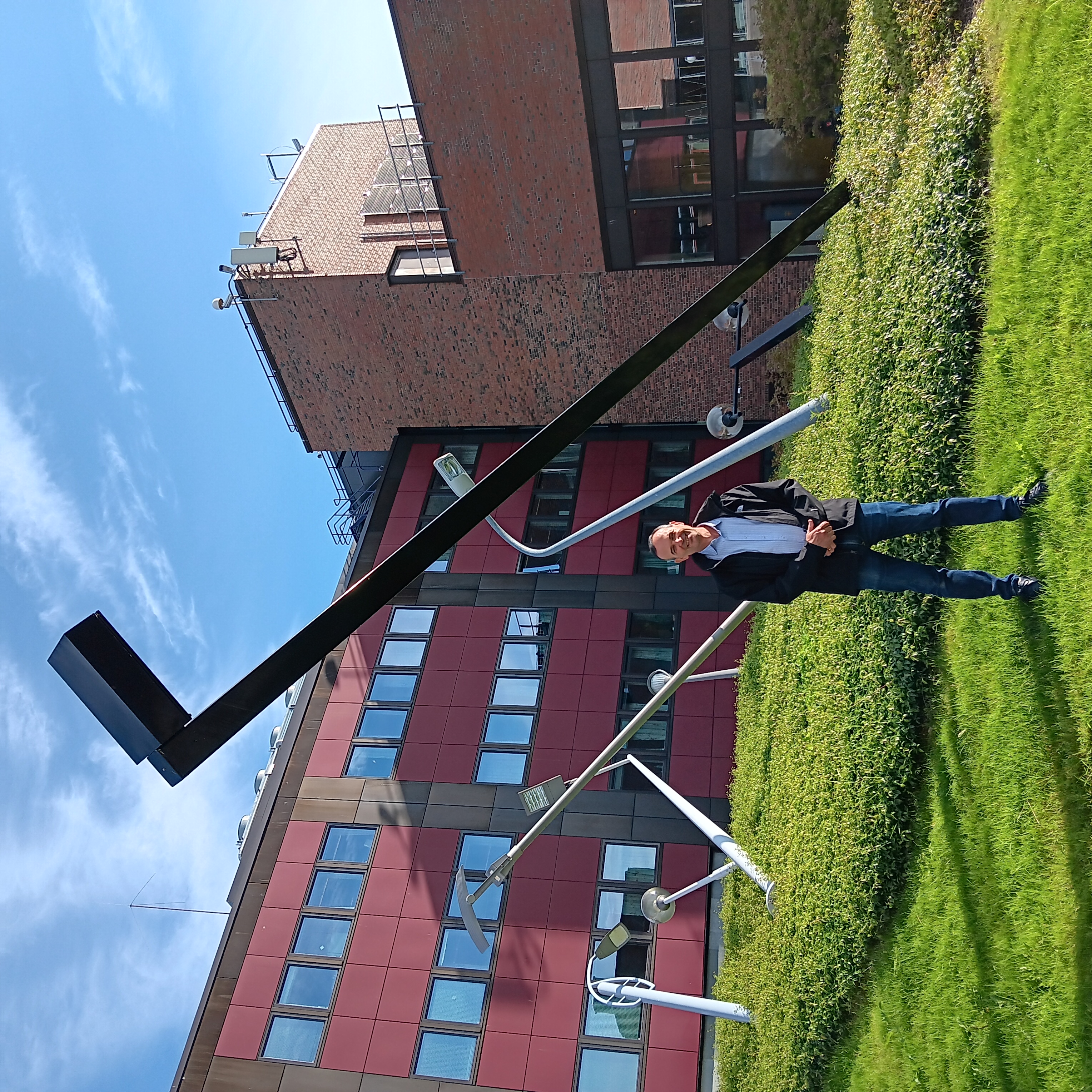 Dette.jpg Man standing in front of an art installation.