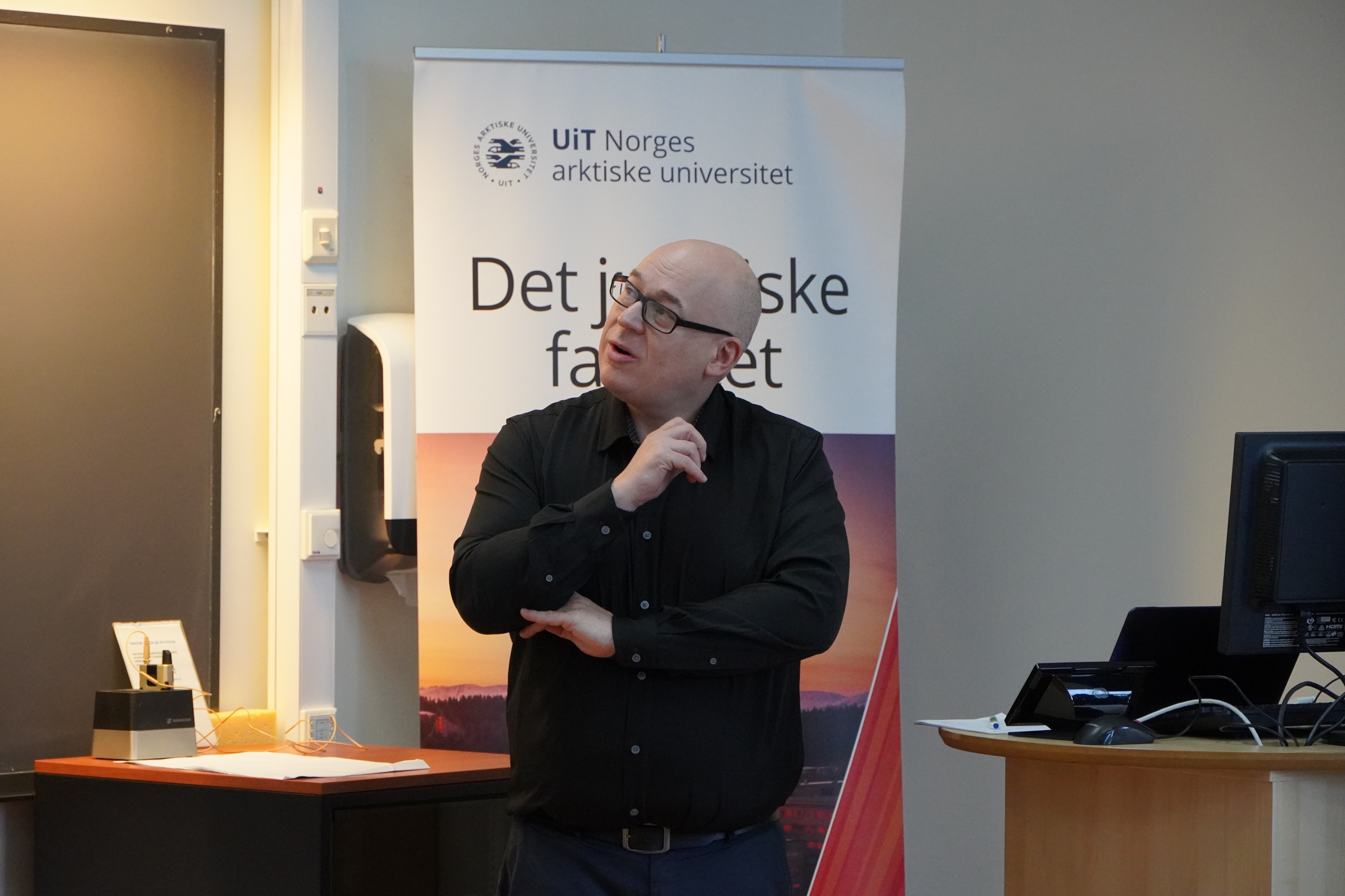 Ketil Lenert Hansen is discussing his presentation with the people