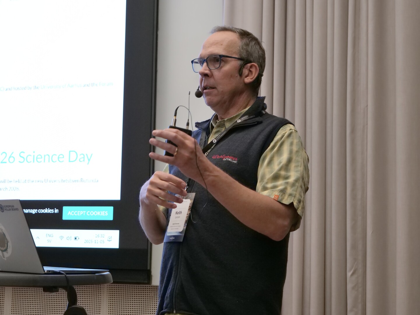 arsmote_for_forskere_i_The_Arctix_Six_2025_Umea_Sverige_UIT_30787.jpg Mann taler med mikrofon.