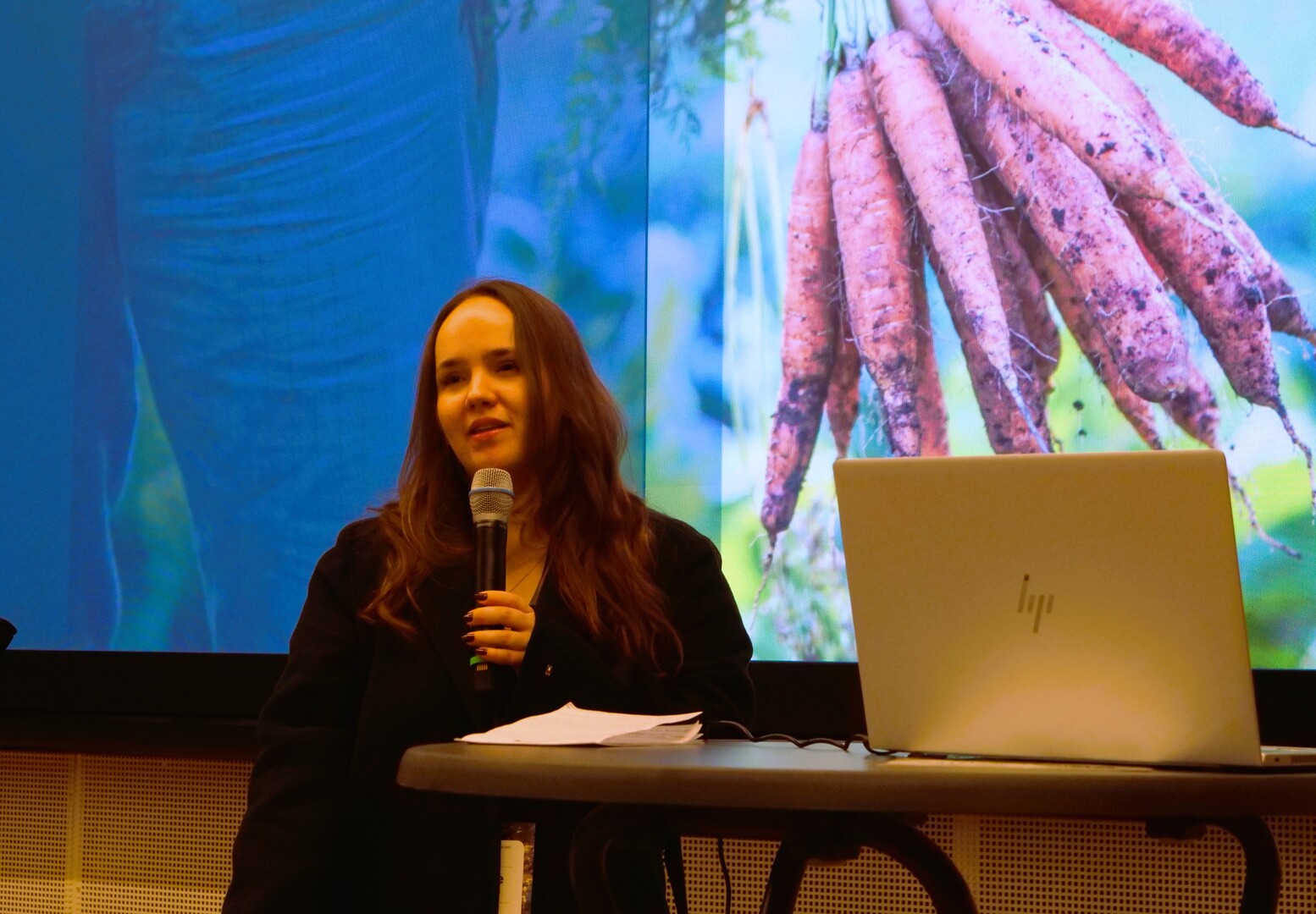 arsmote_for_forskere_i_The_Arctix_Six_2025_Umea_Sverige_UIT_30789.jpg Kvinne taler foran en skjerm.