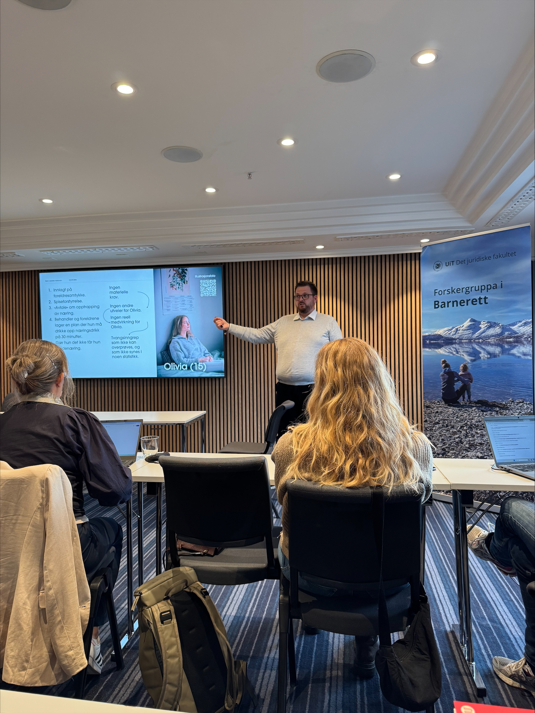 Generalsekretær Adrian Lorentsson, Mental helse ungdom, her i full gang med foredraget 