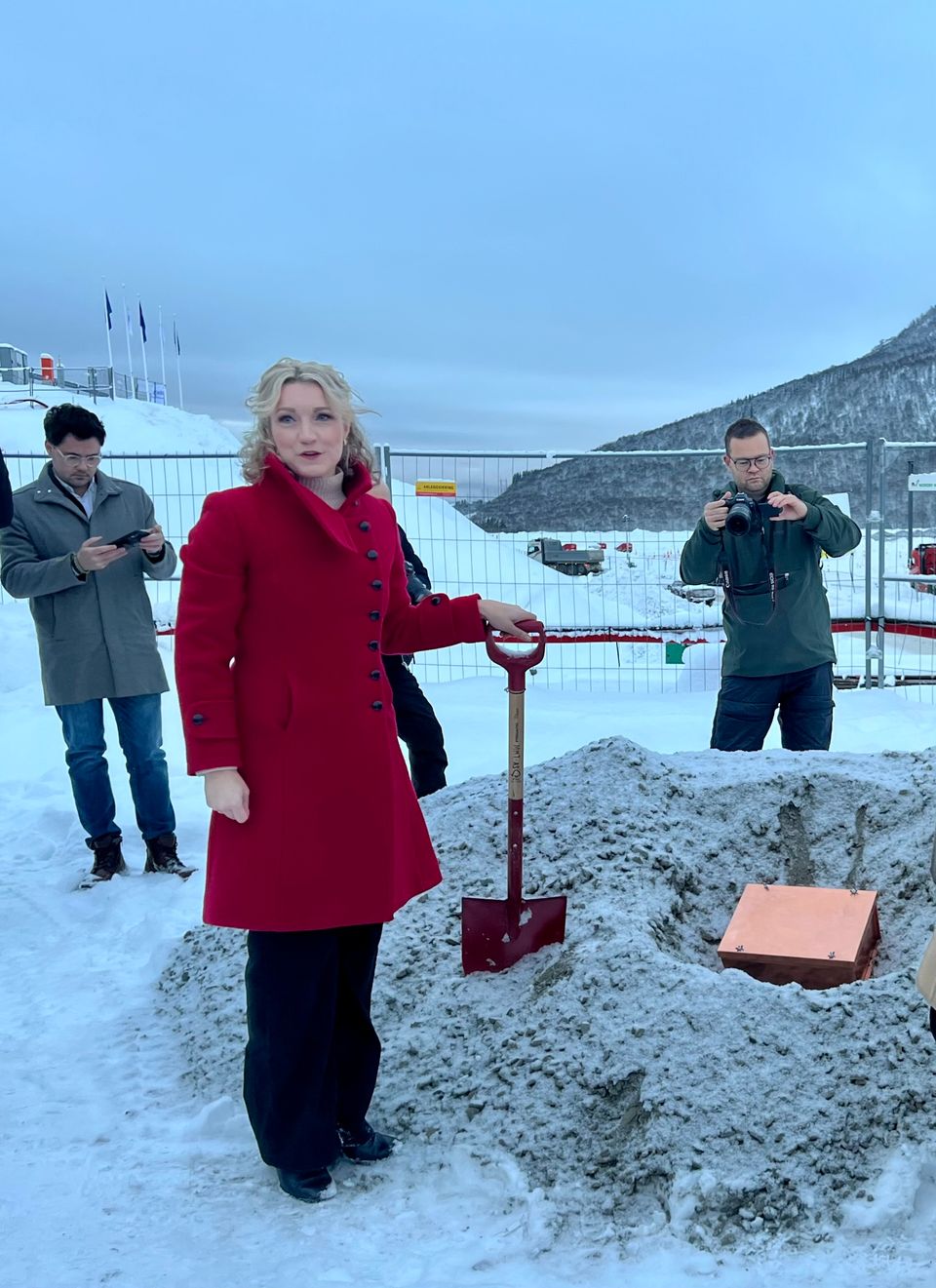 En kvinne som st&aring;r holder en spade.