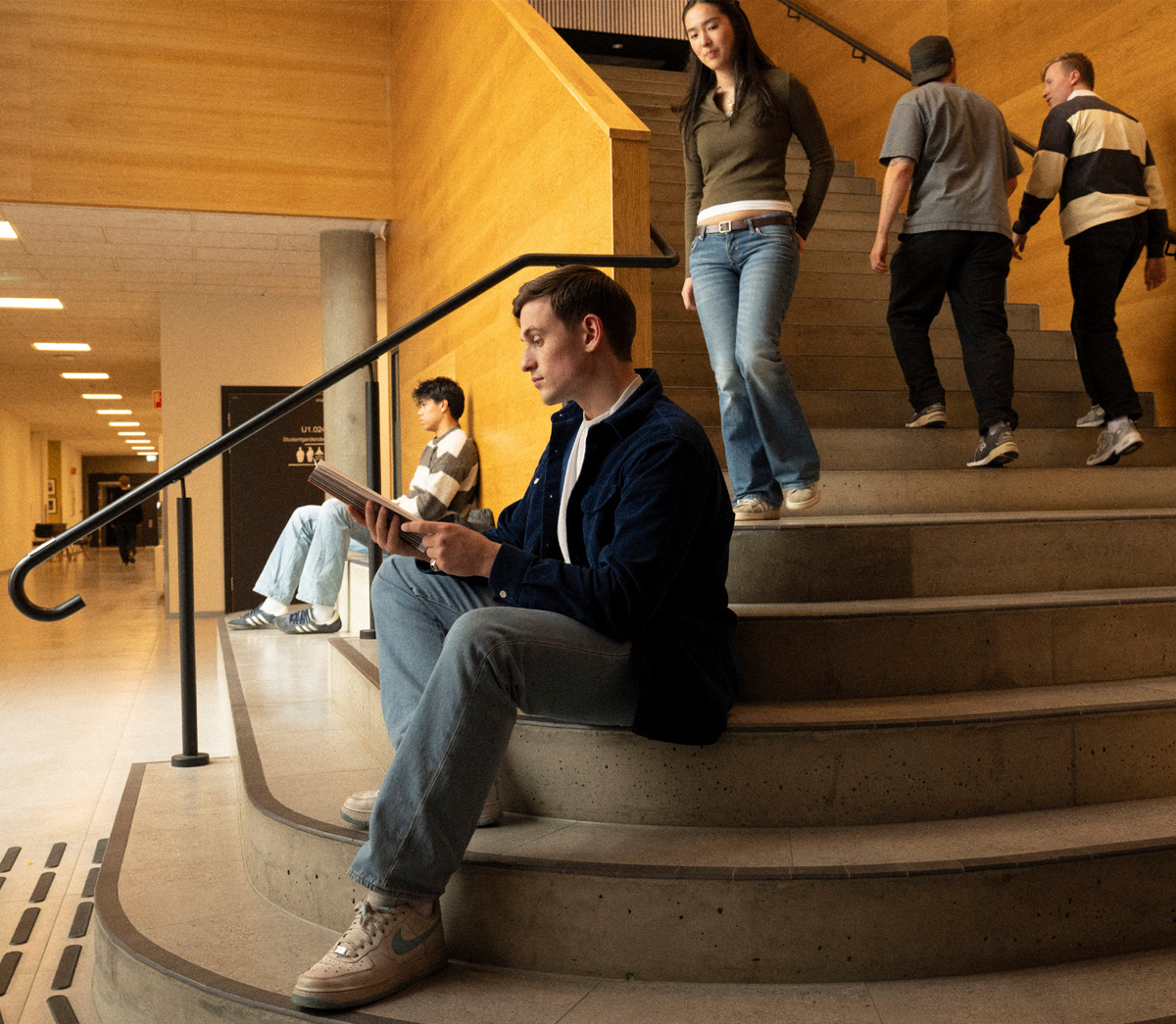 Studenter innendørs på campus