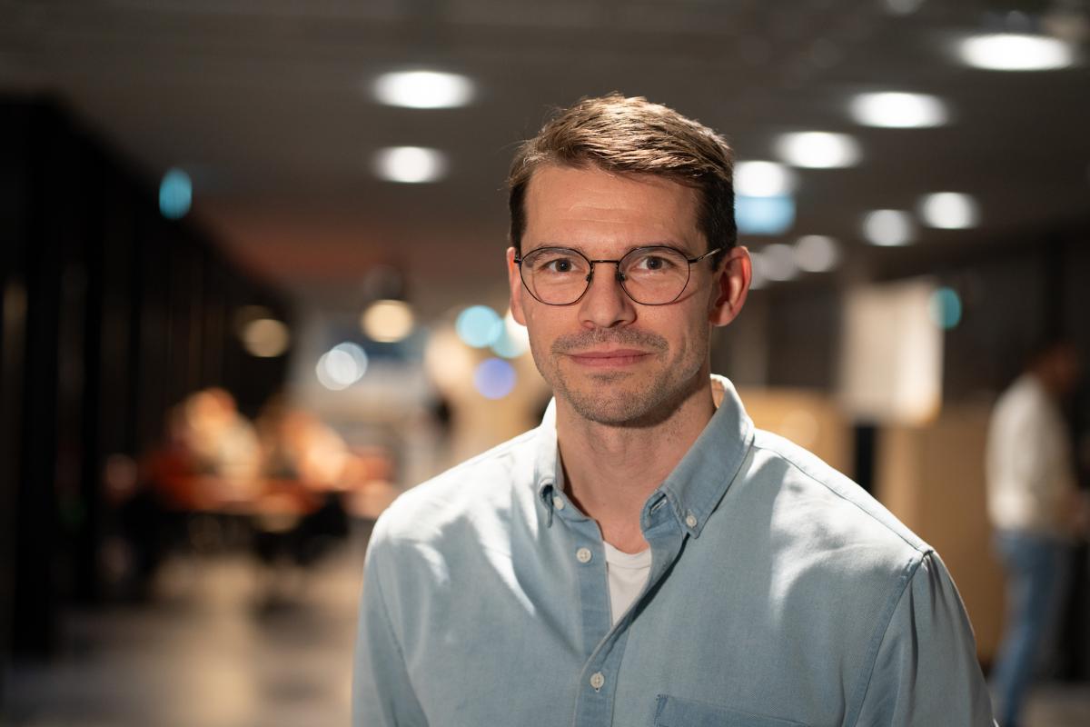 Portrett bilde av mannlig lege i et universitetsbygg