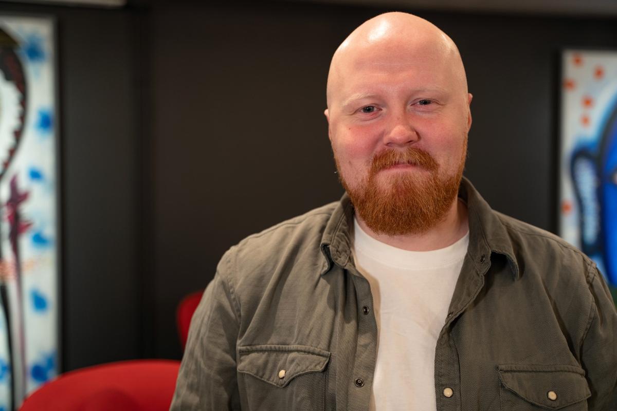 Kristian Greiner Ådnesen (33) er masterstudent i medie- og dokumentasjonsvitenskap og jobber deltid på Tromsø bibliotek- og byarkiv.  –	Kanskje en gang hver tredje måned. Jeg har vært helsefagarbeider i 14 år, og du kommer ikke ut av det yrket uten å kjenne det på kroppen. Jeg har jobbet med rehabilitering, slagpasienter og palliativ behandling. Det er krevende arbeid, som har gått ut over ryggen min. 