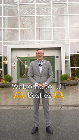 Rektor Zspråk.png En mann som står foran inngangen til et stort bygg.