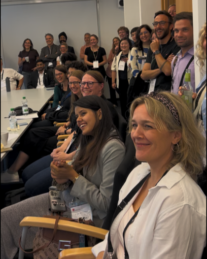 Visning rektor som danser.png Publikum som ser på en skjerm.