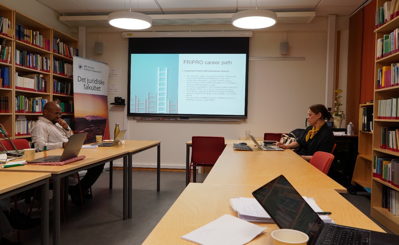 Inger Lin Uttakleiv R&aelig;der is talking to the group