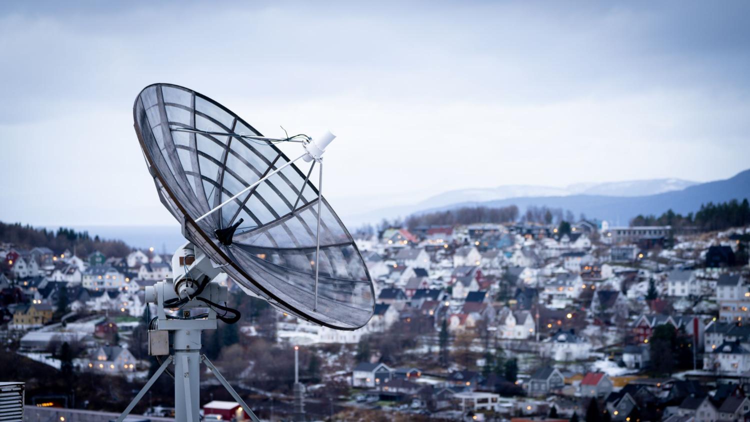 Satellittantenne pekende mot verdensrommet