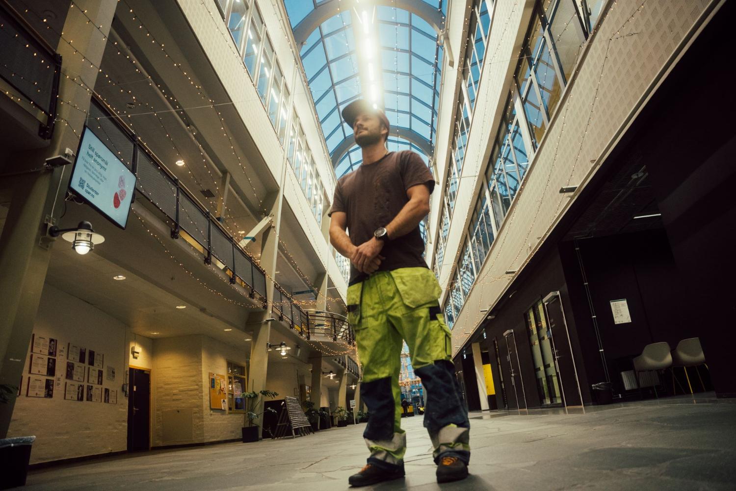 Fagarbeider som st&aring;r p&aring; campus i Narvik