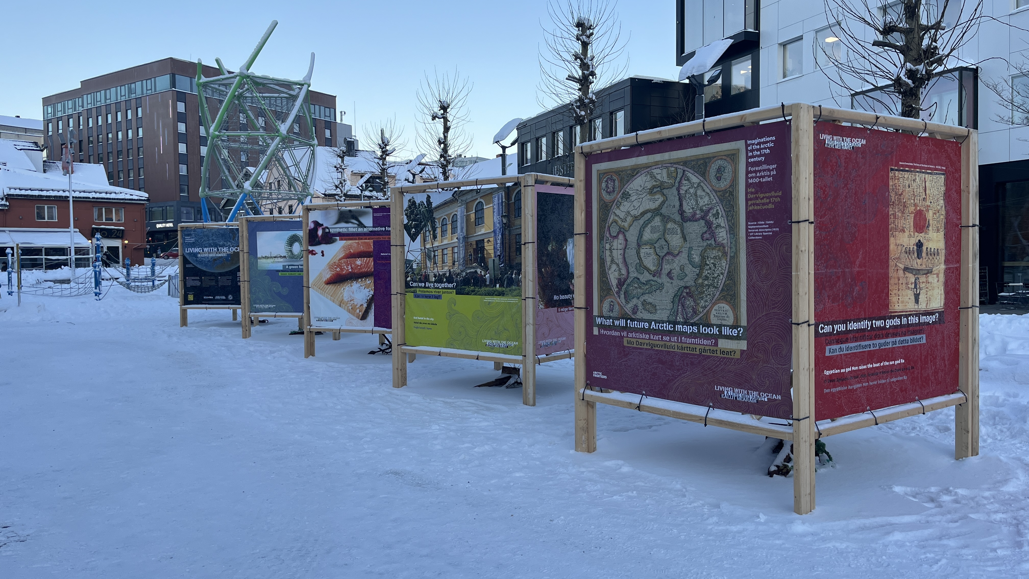 Utstilling plassert utend&oslash;rs, i et bymilj&oslash;, om vinteren.