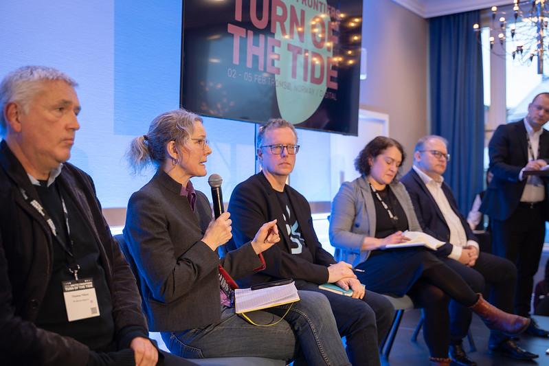 55076306135_f859a11cfa_c.jpg Panelet besto av Thomas Nilsen fra The Barents Observer, Kari Aga Myklebost (UiT), Marc Lanteigne (UiT), Elana Wilson Rowe fra NUPI og Urmas Paet (Europaparlamentet). Bjarge Schwenke Fors (UiT) var moderator.