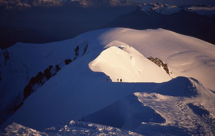 Bilde av turg&aring;ere som er n&aelig;r toppen av Mont Blanc. Bildet er tatt fra lufta p&aring; god avstand