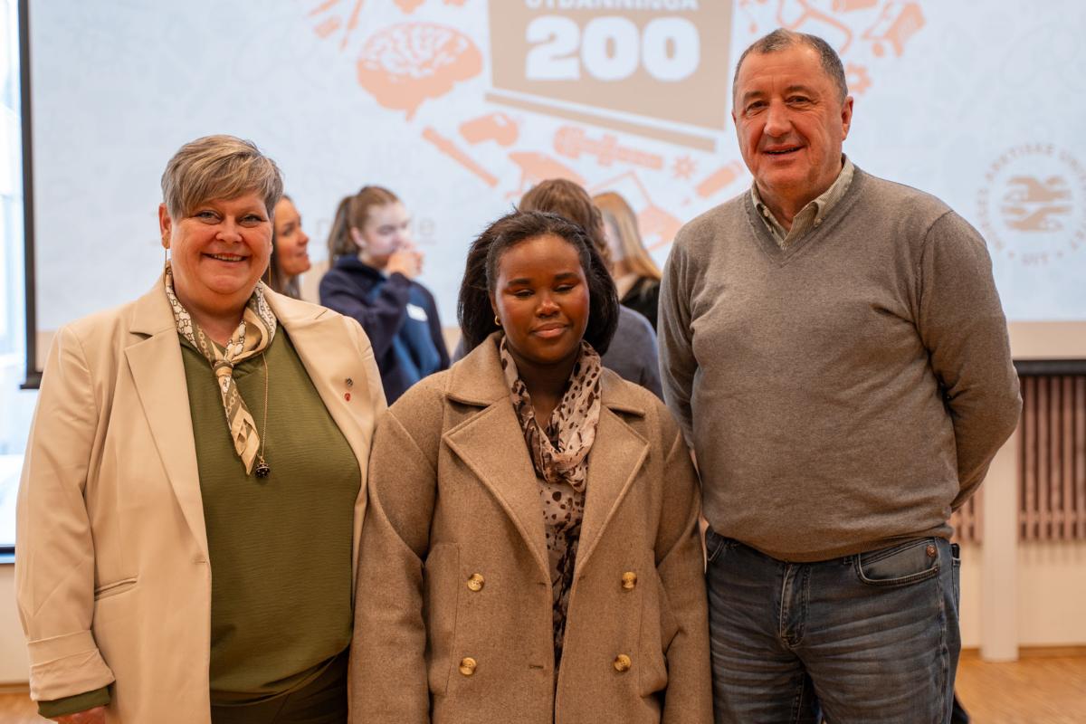 Harstad kommune var godt representert, med ordf&oslash;rer Else Marie Stenhaug, elev Delina Sefedin og skolesjef Peder JOhnsen. 