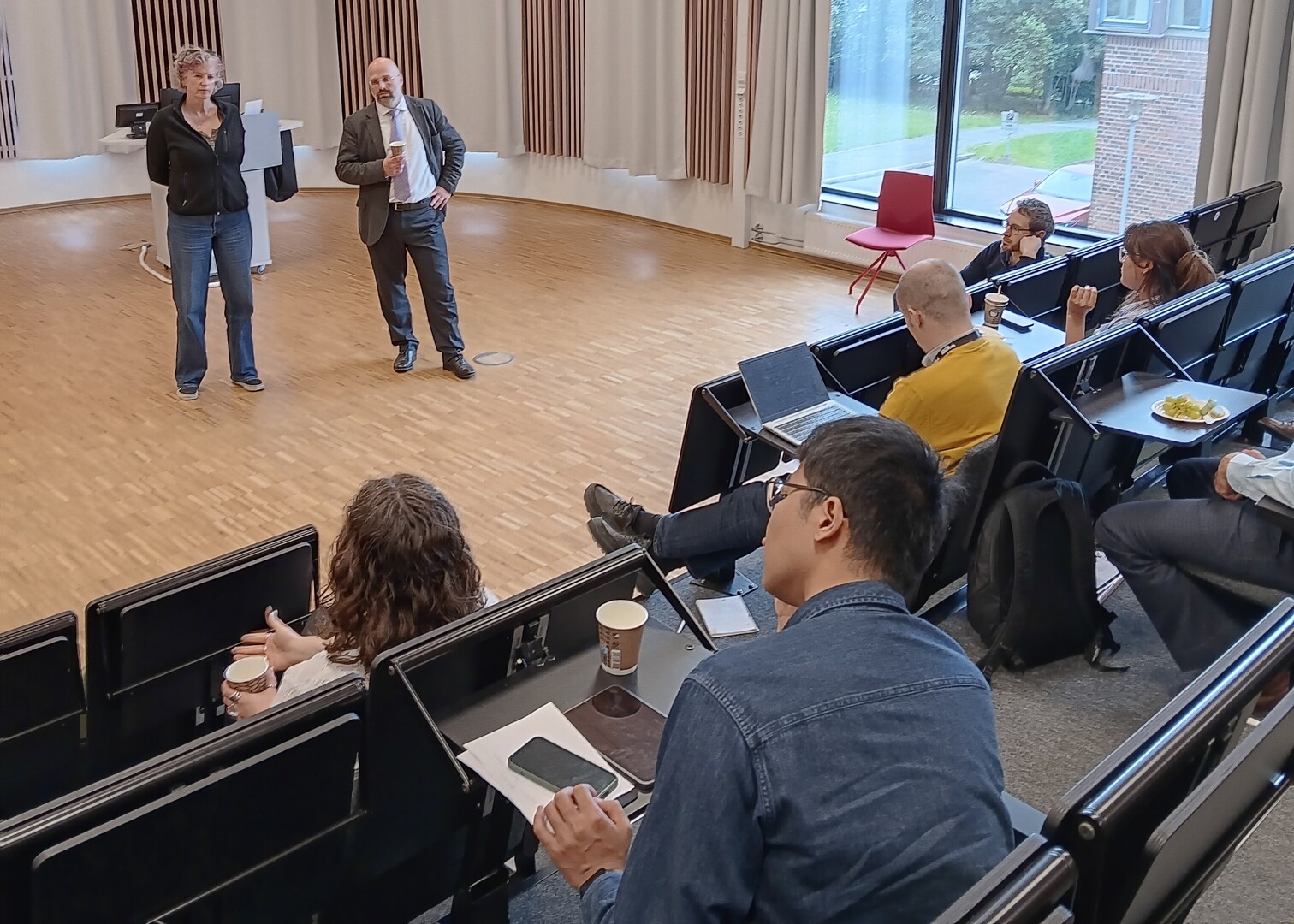 To workshopledere ser mot audiotorium.