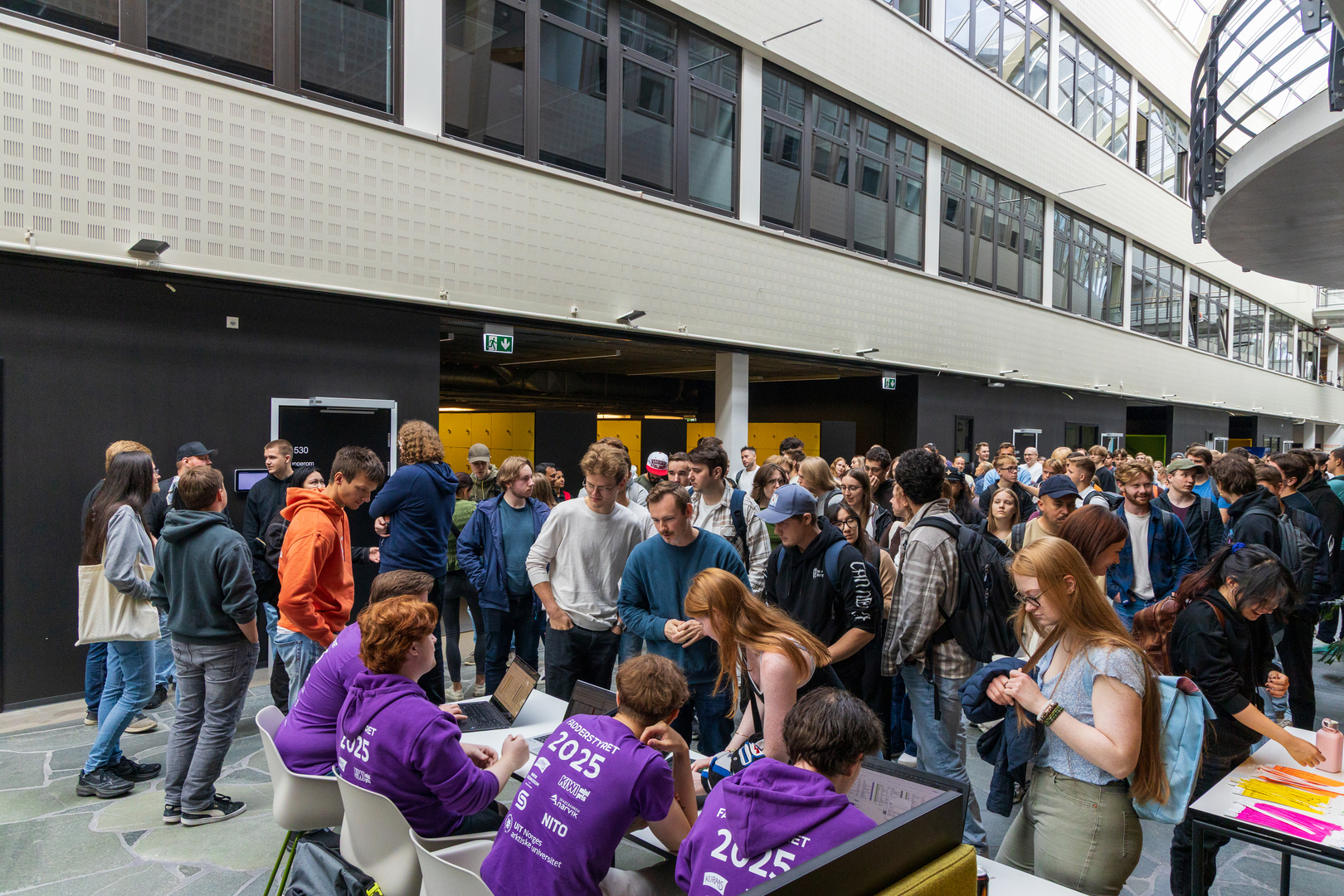 Faddere registerer studenter i universitetsbygg. 