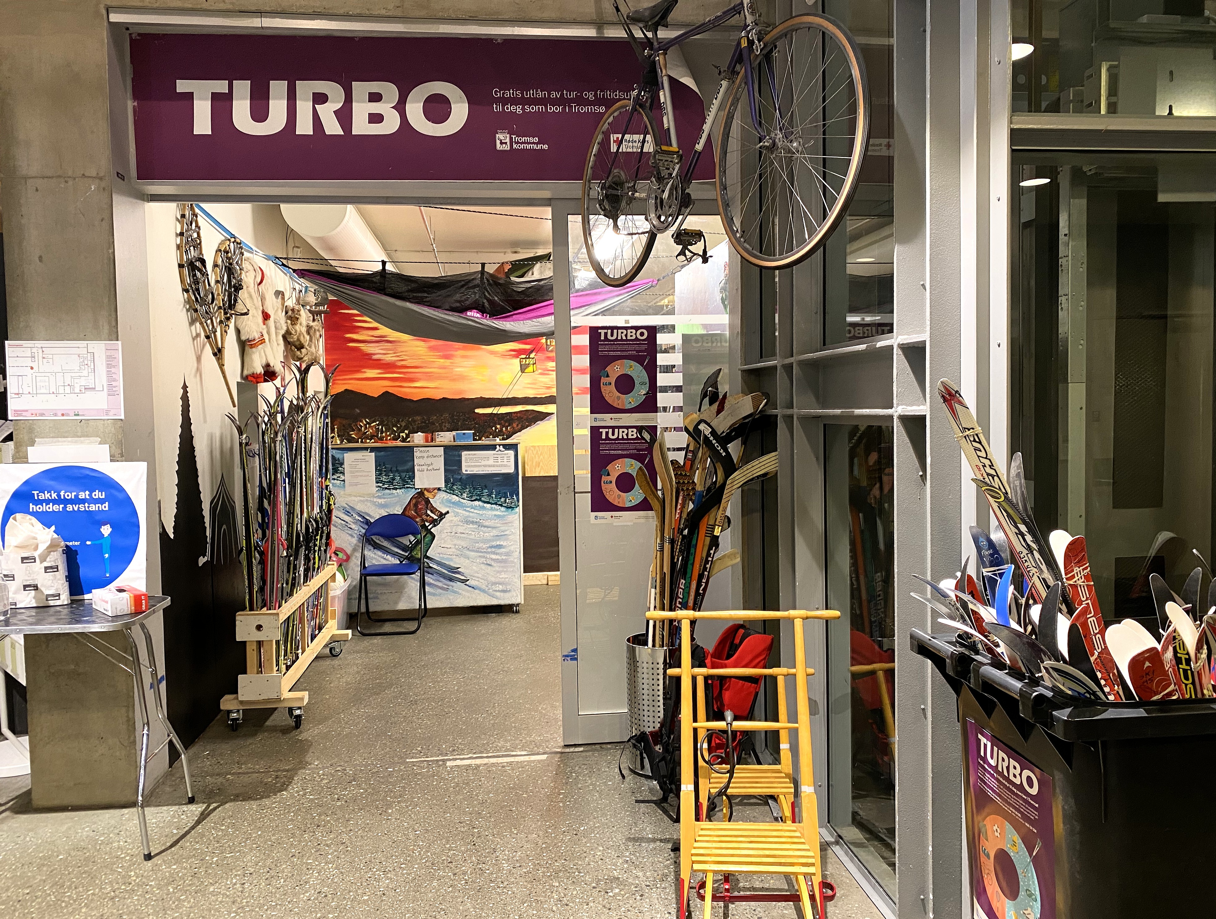 Inngang til sentral for gratis utl&aring;n av turutstyr. 