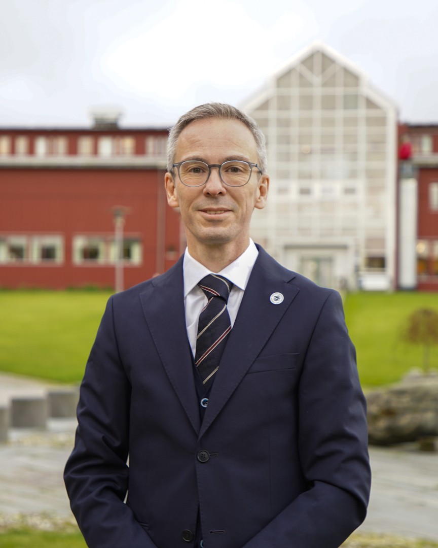240926_Bjørn-Morten Batalden-03982.jpg Portrettfoto av en mann foran et bygg.